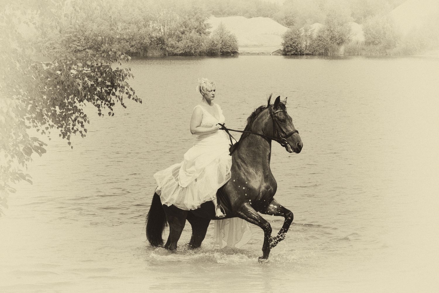 Braut_auf_Pferd_im_See-599 -(D)
