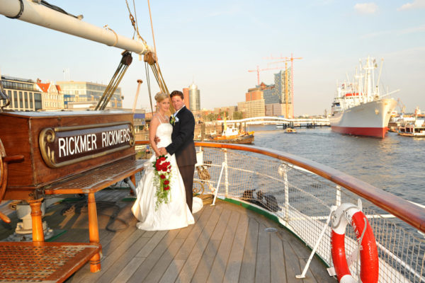 Brautpaar auf der Rickmer Rickmers im Hamburger Hafen, Speicherstadt