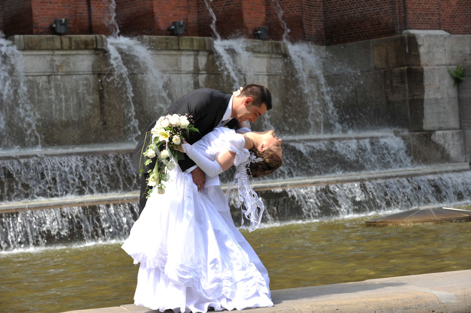 Brautpaar im Hamburger Stadtpark vor Planetarium am Springbrunnen