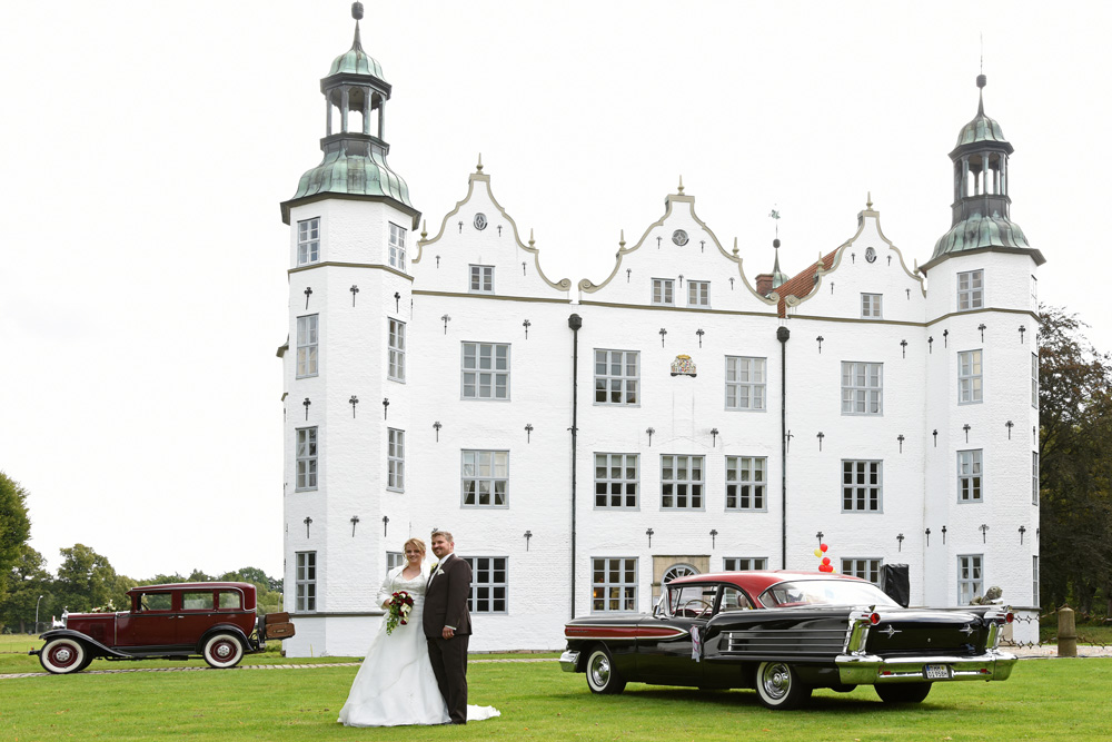 Brautpaar vor Ahrensburger Schloss mit Oldtimer