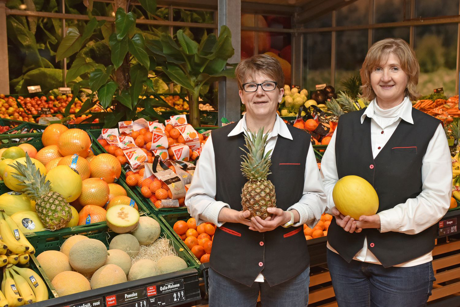 Mitarbeiter in der Obst-Gemüseabteilung Einzelhandel