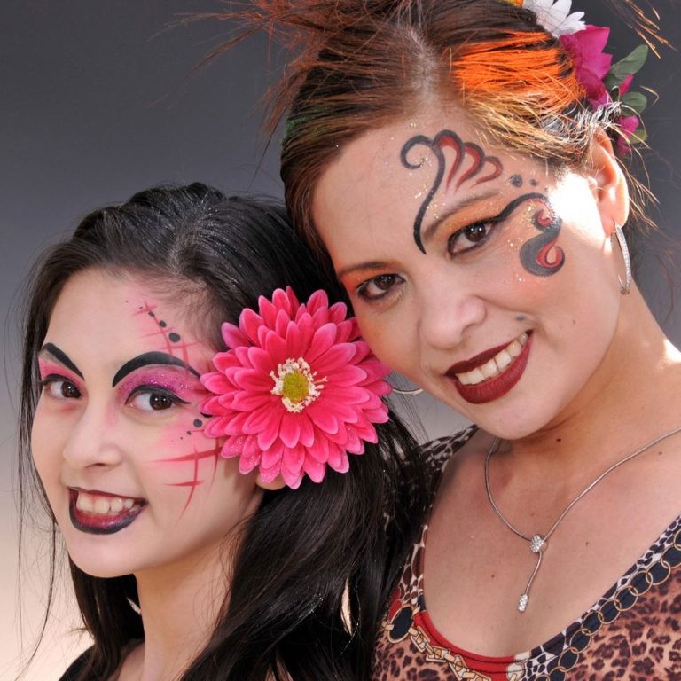 In Schwarzenbek Showschminken im Modegeschäft